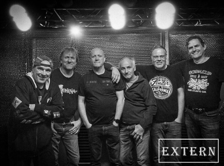 Bild der Band EXTERN - Coverrockband aus dem Berner OBERLAND vlnr: QRI (guitars and backvocals), Peter Ruef (Bass), Benjamin Flück (vocals), Adrian Gartwyl (Drums), Adrian Isler